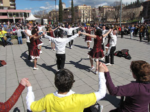 Enlla&ccedil;ats per la Llengua. Ballada de sardanes
