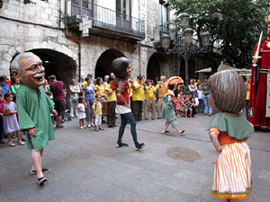 Escampillem. Nit de folk a Girona. Cercavila de gegants i capgrossos