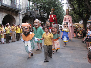 Escampillem. Nit de folk a Girona. Cercavila de gegants i capgrossos