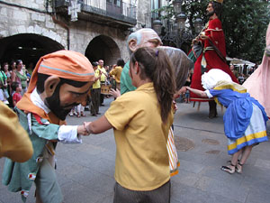 Escampillem. Nit de folk a Girona. Cercavila de gegants i capgrossos