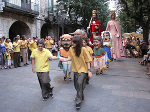 Escampillem. Nit de folk a Girona. Cercavila de gegants i capgrossos