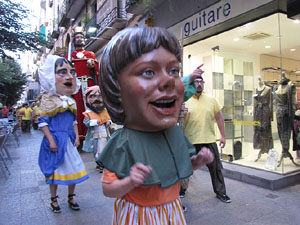 Escampillem. Nit de folk a Girona. Cercavila de gegants i capgrossos