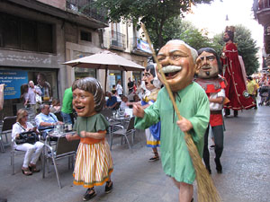 Escampillem. Nit de folk a Girona. Cercavila de gegants i capgrossos