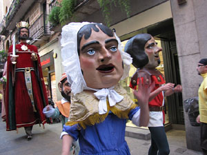 Escampillem. Nit de folk a Girona. Cercavila de gegants i capgrossos
