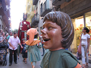 Escampillem. Nit de folk a Girona. Cercavila de gegants i capgrossos