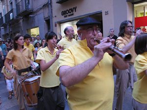 Escampillem. Nit de folk a Girona. Cercavila de gegants i capgrossos