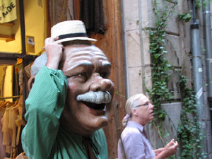 Escampillem. Nit de folk a Girona. Cercavila de gegants i capgrossos