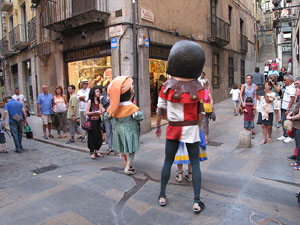 Escampillem. Nit de folk a Girona. Cercavila de gegants i capgrossos