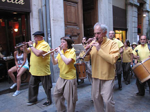 Escampillem. Nit de folk a Girona. Cercavila de gegants i capgrossos