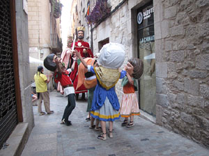 Escampillem. Nit de folk a Girona. Cercavila de gegants i capgrossos