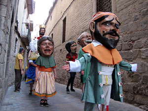 Escampillem. Nit de folk a Girona. Cercavila de gegants i capgrossos