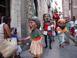 Escampillem. Nit de folk a Girona. Cercavila de gegants i capgrossos