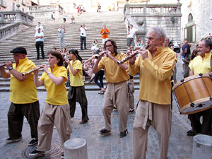 Escampillem. Nit de folk a Girona. Cercavila de gegants i capgrossos
