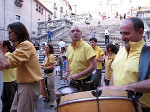 Escampillem. Nit de folk a Girona. Cercavila de gegants i capgrossos
