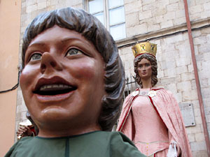 Escampillem. Nit de folk a Girona. Cercavila de gegants i capgrossos