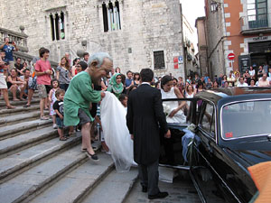 Escampillem. Nit de folk a Girona. Cercavila de gegants i capgrossos