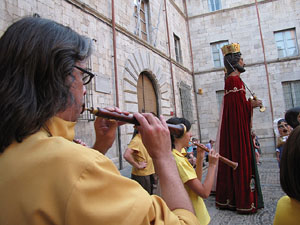 Escampillem. Nit de folk a Girona. Cercavila de gegants i capgrossos
