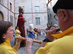 Escampillem. Nit de folk a Girona. Cercavila de gegants i capgrossos