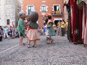Escampillem. Nit de folk a Girona. Cercavila de gegants i capgrossos
