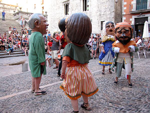 Escampillem. Nit de folk a Girona. Cercavila de gegants i capgrossos