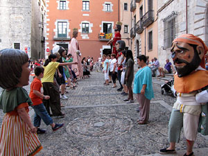 Escampillem. Nit de folk a Girona. Cercavila de gegants i capgrossos