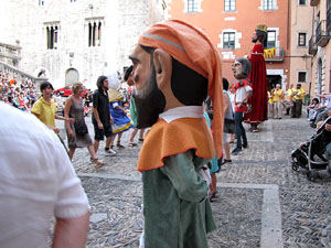 Escampillem. Nit de folk a Girona. Cercavila de gegants i capgrossos