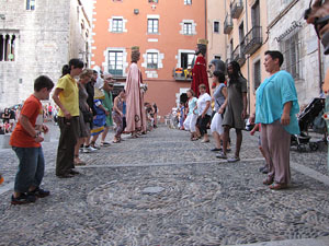 Escampillem. Nit de folk a Girona. Cercavila de gegants i capgrossos