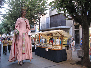 Escampillem. Nit de folk a Girona. Cercavila de gegants i capgrossos