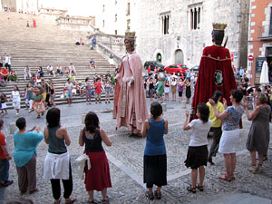 Escampillem. Nit de folk a Girona. Cercavila de gegants i capgrossos