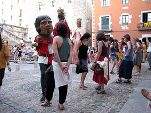 Escampillem. Nit de folk a Girona. Cercavila de gegants i capgrossos