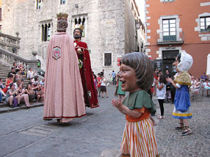 Escampillem. Nit de folk a Girona. Cercavila de gegants i capgrossos