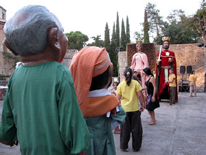 Escampillem. Nit de folk a Girona. Cercavila de gegants i capgrossos
