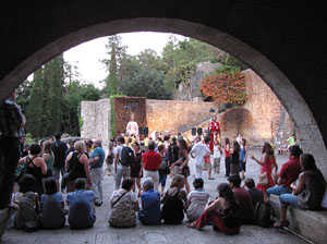 Escampillem. Nit de folk a Girona. Cercavila de gegants i capgrossos