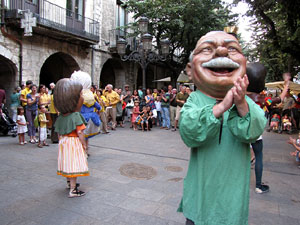 Escampillem. Nit de folk a Girona. Cercavila de gegants i capgrossos