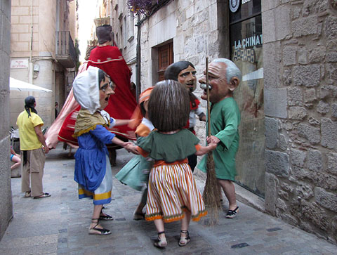 Ball dels gegants i capgrossos al carrer de la For&ccedil;a