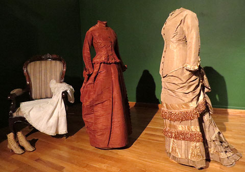 Vestits d'&egrave;poca i objectes d'equipatge antics