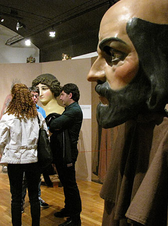 Un dels muntatges de l'exposici&oacute; despr&egrave;s de la inauguraci&oacute;