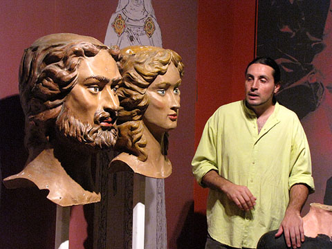 Nuxu Perpiny&agrave;, comissari de l'exposici&oacute; amb Ramon Grau, durant la visita guiada