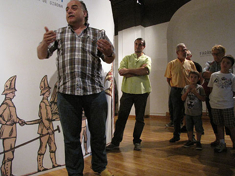 Ramon Grau, comissari de l'exposici&oacute; amb Nuxu Perpiny&agrave;, durant la visita guiada