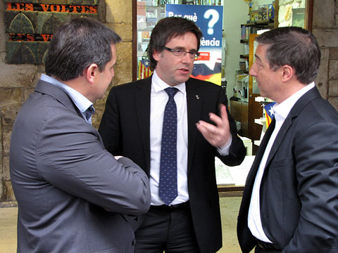 Josep Roca, l'alcalde de Girona, Carles Puigdemont i Joan Roca, a la pla&ccedil;a del Vi