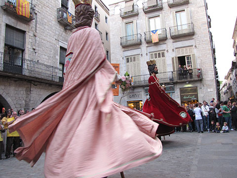 Els gegants de la ciutat ballant a la pla&ccedil;a del Vi