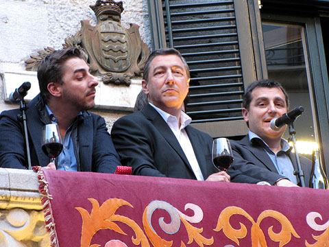 Els germans Roca al balc&oacute; de l'Ajuntament