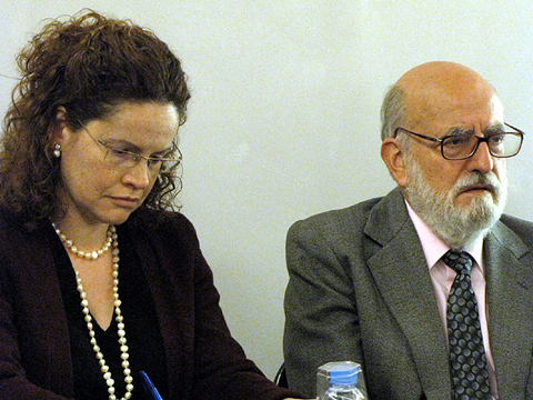 La regidora Roser Urra i l'autor del llibre Jaume Sans, durant la presentaci&oacute;