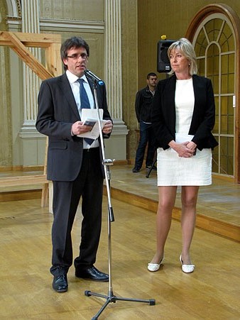 L'alcalde de Girona Carles Puigdemont i la comiss&agrave;ria de l'exposici&oacute; Carme Sais