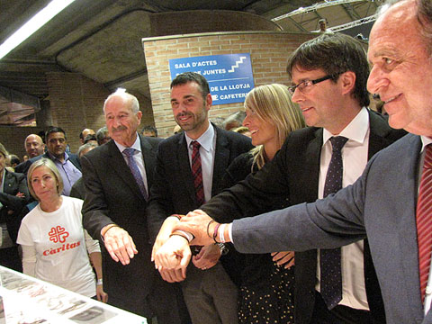 Visita a l'estand de Caritas despr&eacute;s de la inauguraci&oacute;