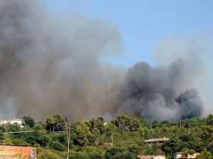 Incendi forestal darrere Les Pedreres