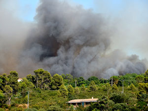 Incendi forestal darrere Les Pedreres