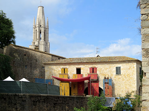 Treballs de muntatge a la pla&ccedil;a dels Jurats