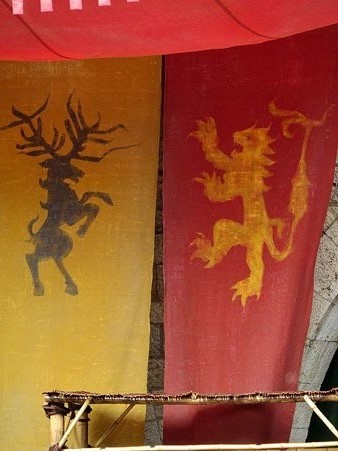 Banderes dels Lannister i dels Baratheon a la pla&ccedil;a dels Jurats