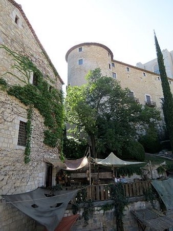 L'escenari a l'inici del Passeig Arqueol&ograve;gic, amb la Torre Corn&egrave;lia al fons. A l'esquerra, l'edifici de les Sarra&iuml;nes